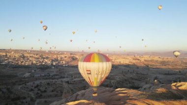 Türkiye 'nin Kapadokya kentinin havadan görünüşü: Gökyüzündeki balonlar. Yavaş çekim