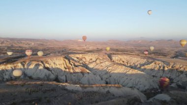 Türkiye 'nin Kapadokya kentinin havadan görünüşü: Gökyüzündeki balonlar. Yavaş çekim
