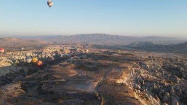 Türkiye 'nin Kapadokya kentinin havadan görünüşü: Gökyüzündeki balonlar. Yavaş çekim