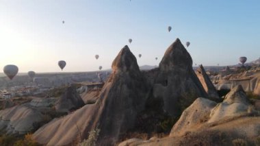 Türkiye 'nin Kapadokya kentinin havadan görünüşü: Gökyüzündeki balonlar. Yavaş çekim
