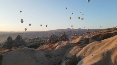 Türkiye 'nin Kapadokya kentinin havadan görünüşü: Gökyüzündeki balonlar. Yavaş çekim