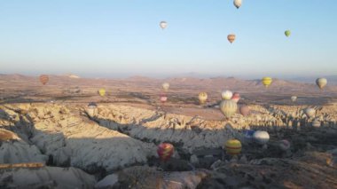 Türkiye 'nin Kapadokya kentinin havadan görünüşü: Gökyüzündeki balonlar. Yavaş çekim