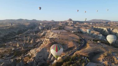 Türkiye 'nin Kapadokya kentinin havadan görünüşü: Gökyüzündeki balonlar. Yavaş çekim