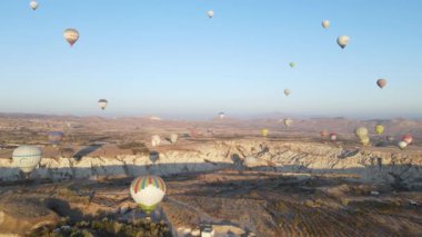 Türkiye 'nin Kapadokya kentinin havadan görünüşü: Gökyüzündeki balonlar. Yavaş çekim
