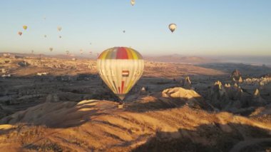 Türkiye 'nin Kapadokya kentinin havadan görünüşü: Gökyüzündeki balonlar. Yavaş çekim