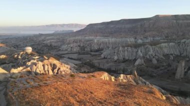 Türkiye 'nin Kapadokya kentinin havadan görünüşü: Gökyüzündeki balonlar. Yavaş çekim