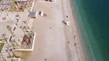 Sahildeki tatil köyünde. Hindi. Yavaş çekim