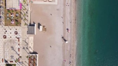 Sahildeki tatil köyünde. Hindi. Yavaş çekim