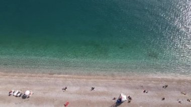 Sahildeki tatil köyünde. Hindi. Yavaş çekim