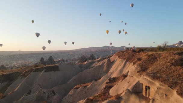 Vue aérienne de la Cappadoce, Turquie : Ballons dans le ciel. Mouvement lent — Video
