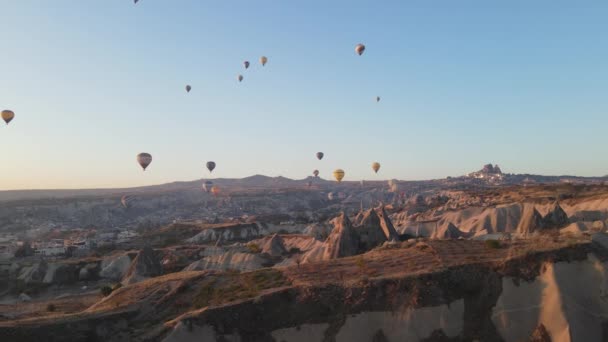 Vue aérienne de la Cappadoce, Turquie : Ballons dans le ciel. Mouvement lent — Video