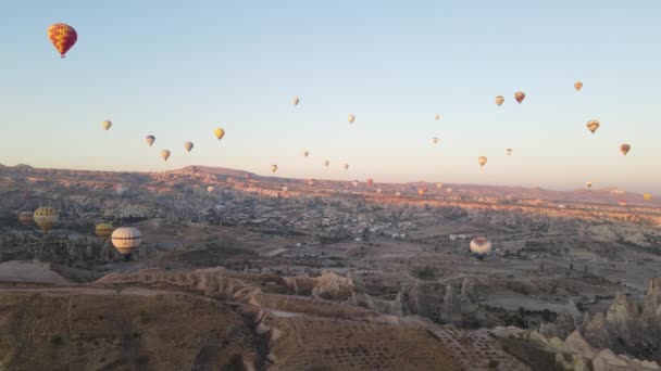 Вид з повітря на Каппадокію, Туреччина: повітряні кулі на небі. Повільний рух — стокове відео