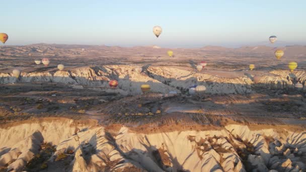 Vue aérienne de la Cappadoce, Turquie : Ballons dans le ciel. Mouvement lent — Video