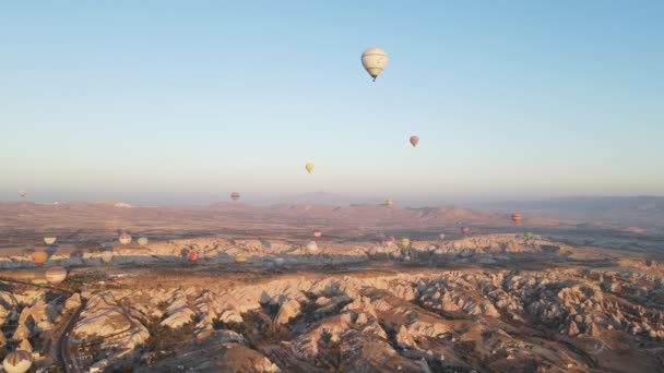 Pemandangan udara Kapadokia, Turki: Balon di langit. Gerakan lambat — Stok Video