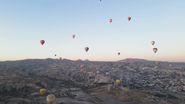 Αεροφωτογραφία της Καππαδοκίας, Τουρκία: Μπαλόνια στον ουρανό. Αργή κίνηση — Αρχείο Βίντεο
