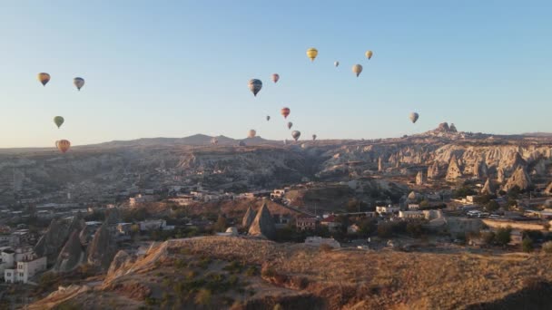 Vista aérea de Capadocia, Turquía: Globos en el cielo. Movimiento lento — Vídeos de Stock