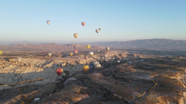 Vista aérea de Capadocia, Turquía: Globos en el cielo. Movimiento lento — Vídeo de stock