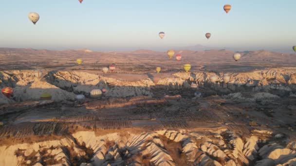 Aerial view of Cappadocia, Turkey : Balloons in the sky. Slow motion — Stock Video