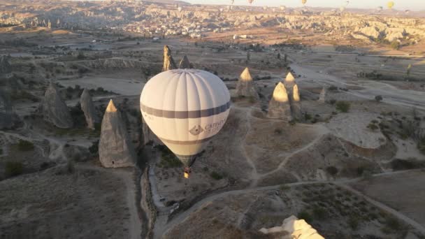 Luchtfoto van Cappadocië, Turkije: ballonnen in de lucht. Langzame beweging — Stockvideo