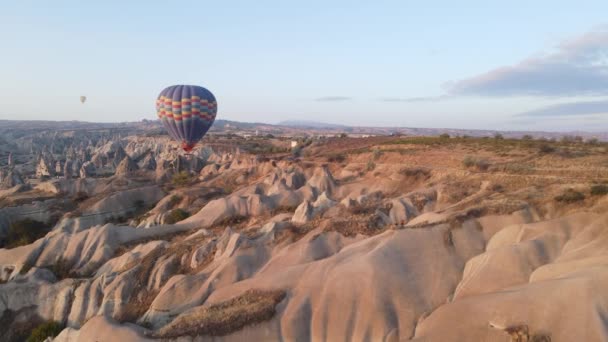 Vista aérea de Capadocia, Turquía: Globos en el cielo. Movimiento lento — Vídeos de Stock