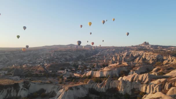 Légi felvétel Cappadociáról, Törökország: Léggömbök az égen. Lassú mozgás. — Stock videók