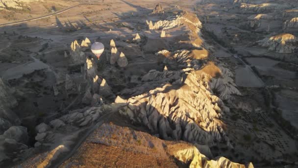 Widok z lotu ptaka Kapadocja, Turcja: Balony na niebie. Zwolniony ruch — Wideo stockowe