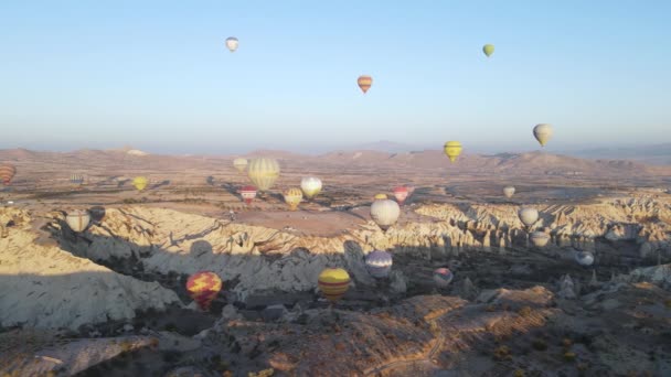 Türkiye 'nin Kapadokya kentinin havadan görünüşü: Gökyüzündeki balonlar. Yavaş çekim — Stok video