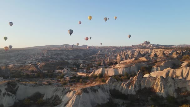 Vue aérienne de la Cappadoce, Turquie : Ballons dans le ciel. Mouvement lent — Video