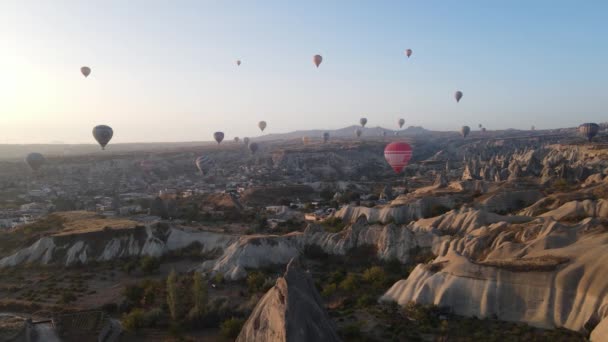 Pemandangan udara Kapadokia, Turki: Balon di langit. Gerakan lambat — Stok Video