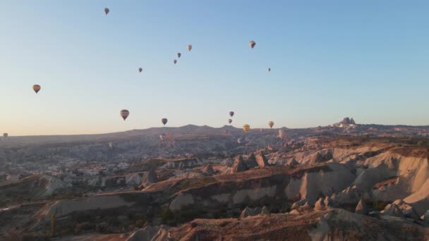 Aerial view of Cappadocia, Turkey : Balloons in the sky. Slow motion — Stock Video
