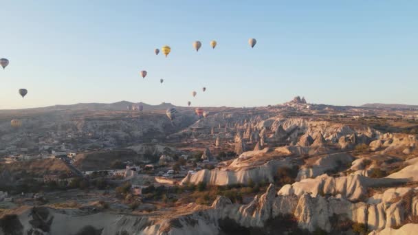 Letecký pohled na Kappadokii, Turecko: Balónky na obloze. Zpomalený pohyb — Stock video