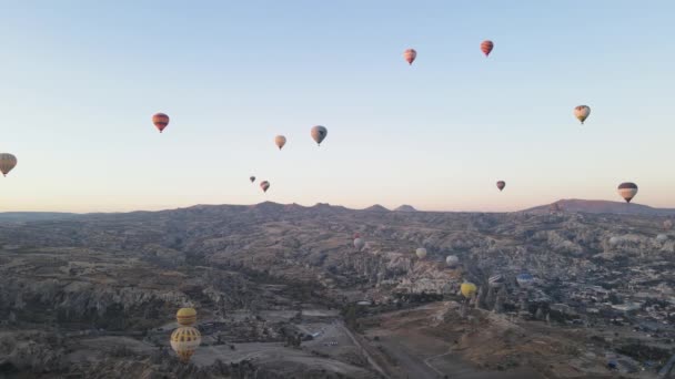 Widok z lotu ptaka Kapadocja, Turcja: Balony na niebie. Zwolniony ruch — Wideo stockowe