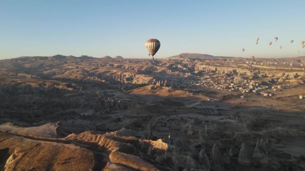 Aerial view of Cappadocia, Turkey : Balloons in the sky. Slow motion — Stock Video