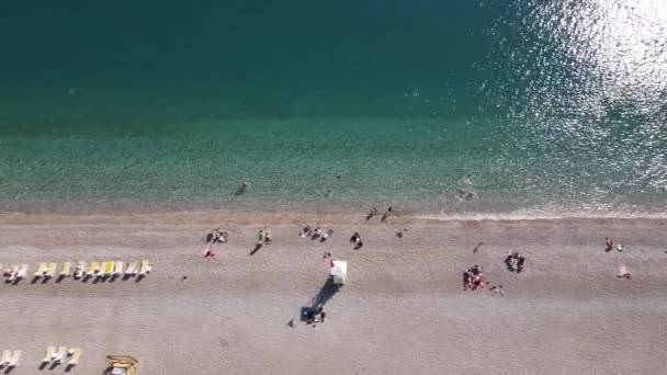 Praia na cidade balnear resort. A Turquia. Movimento lento — Vídeo de Stock