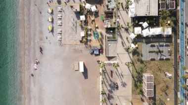 Sahildeki tatil köyünde. Hindi. Yavaş çekim