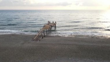 Sahildeki tatil köyünde. Hindi. Yavaş çekim