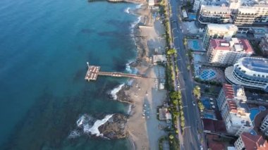 Sahildeki tatil köyünde. Hindi. Yavaş çekim