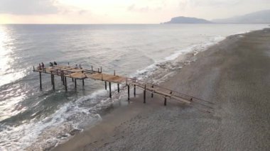 Sahildeki tatil köyünde. Hindi. Yavaş çekim