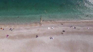 Sahildeki tatil köyünde. Hindi. Yavaş çekim