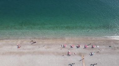 Sahildeki tatil köyünde. Hindi. Yavaş çekim