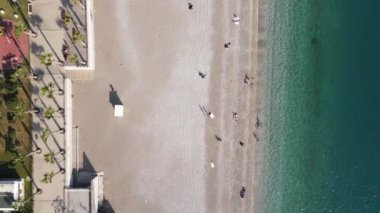 Sahildeki tatil köyünde. Hindi. Yavaş çekim