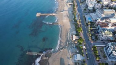 Sahildeki tatil köyünde. Hindi. Yavaş çekim