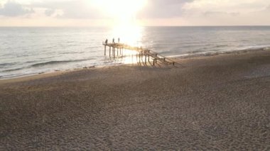Sahildeki tatil köyünde. Hindi. Yavaş çekim
