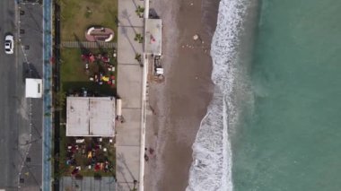 Sahildeki tatil köyünde. Hindi. Yavaş çekim
