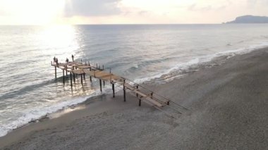 Sahildeki tatil köyünde. Hindi. Yavaş çekim