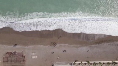 Sahildeki tatil köyünde. Hindi. Yavaş çekim