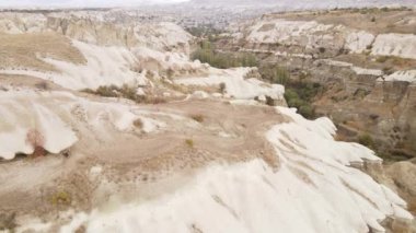 Kapadokya 'nın hava manzarası. Hindi. Goreme Ulusal Parkı. Yavaş çekim
