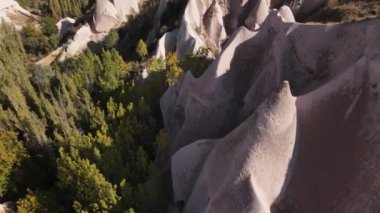 Kapadokya 'nın hava manzarası. Hindi. Goreme Ulusal Parkı. Yavaş çekim