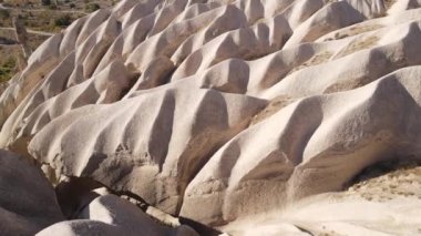 Kapadokya 'nın hava manzarası. Hindi. Goreme Ulusal Parkı. Yavaş çekim