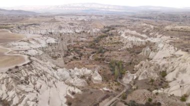 Kapadokya 'nın hava manzarası. Hindi. Goreme Ulusal Parkı. Yavaş çekim